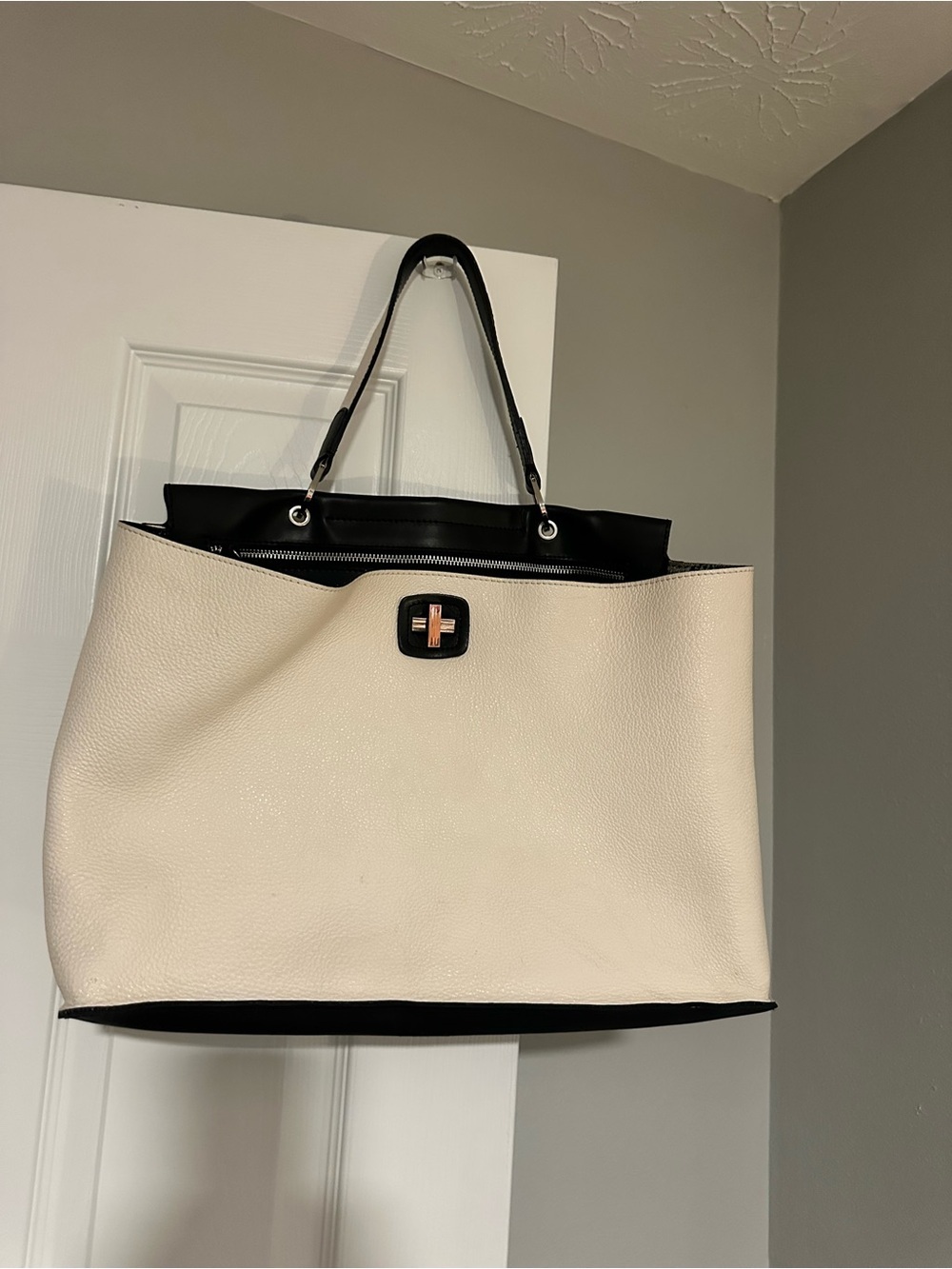 Gianni Chiarini Cream And Black handbag. Genuine leather made in Italy